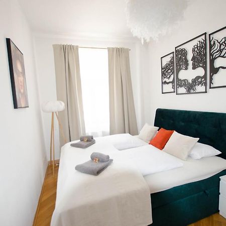 Appartement Casarina - Stilvoller Altbau In Zentraler Lage à Dresde Extérieur photo